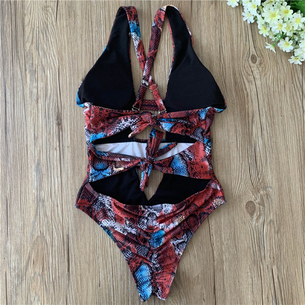 НОВ Модел цял бански костюм с змийски принт и изрязани части