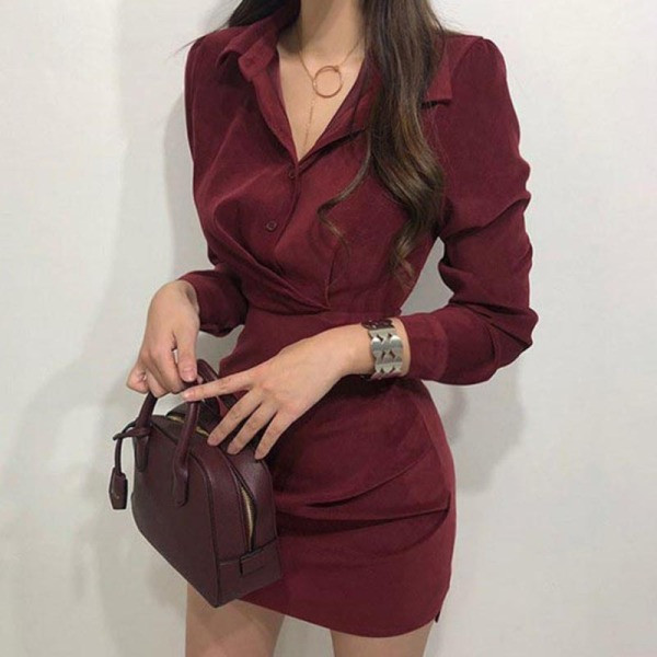 Modern női ruha Karcsú modell klasszikus gallérral és gombokkal