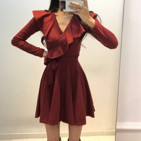 Modern női ruha hosszú ujjú, spitz nyakkivágású modellel