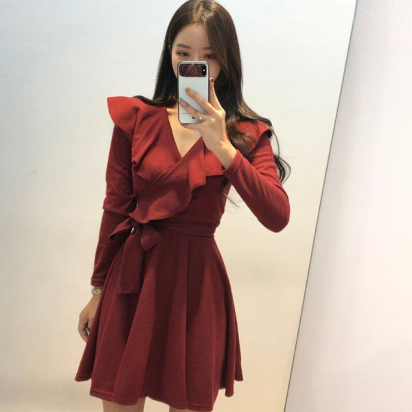 Modern női ruha hosszú ujjú, spitz nyakkivágású modellel