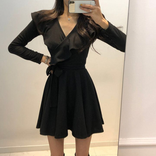 Modern női ruha hosszú ujjú, spitz nyakkivágású modellel