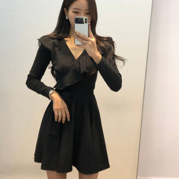 Modern női ruha hosszú ujjú, spitz nyakkivágású modellel