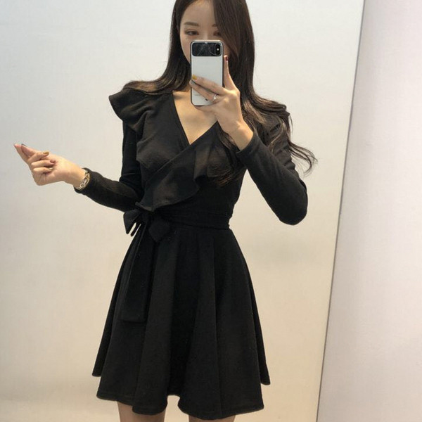 Modern női ruha hosszú ujjú, spitz nyakkivágású modellel