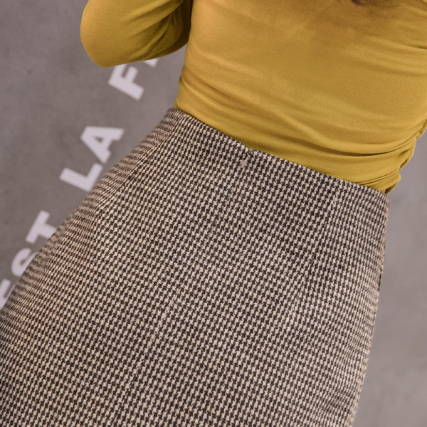 Kockás női őszi szoknya zsebekkel, gombokkal - magas derékkal