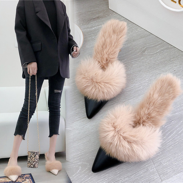Стилни дамски чехли на ток със заострен връх и пух 