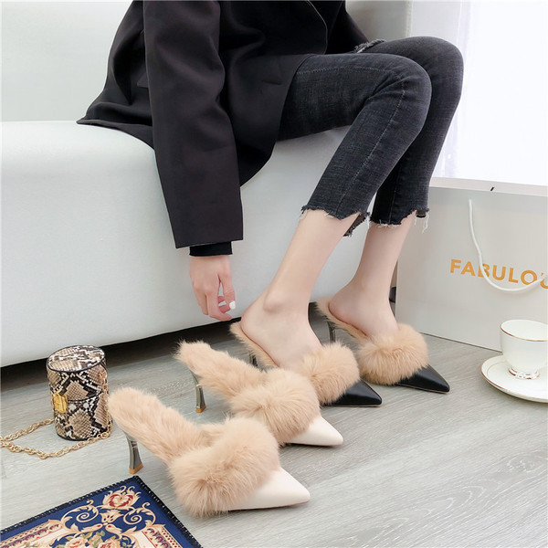 Стилни дамски чехли на ток със заострен връх и пух 