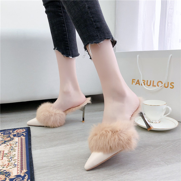 Стилни дамски чехли на ток със заострен връх и пух 