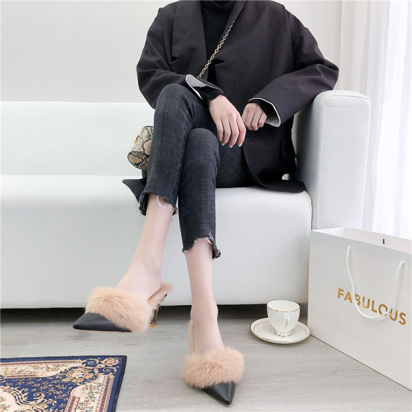 Стилни дамски чехли на ток със заострен връх и пух 