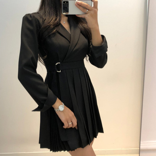 Elegantna ženska kratka haljina s plisiranom suknjom, špic izrezom i remenom