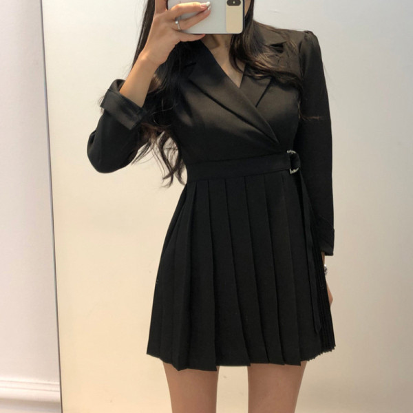 Elegantna ženska kratka haljina s plisiranom suknjom, špic izrezom i remenom