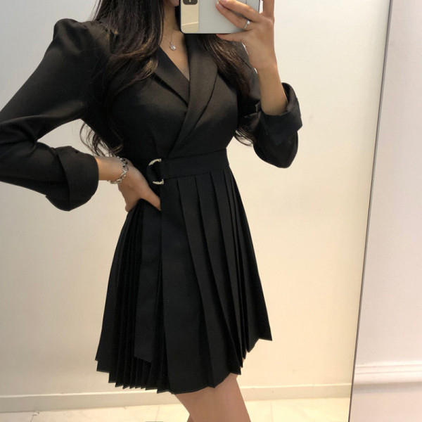 Elegantna ženska kratka haljina s plisiranom suknjom, špic izrezom i remenom