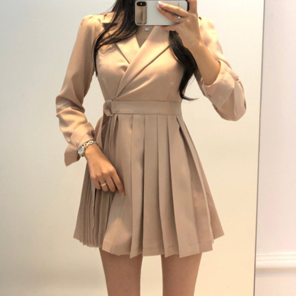 Elegantna ženska kratka haljina s plisiranom suknjom, špic izrezom i remenom