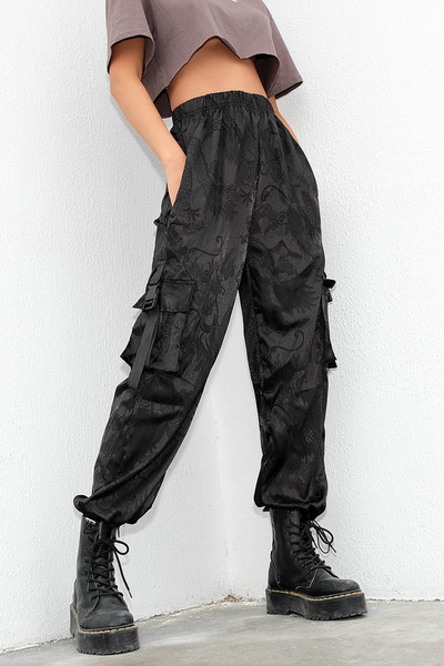 Moodsad kõrge vöökoha ja taskutega naistepüksid