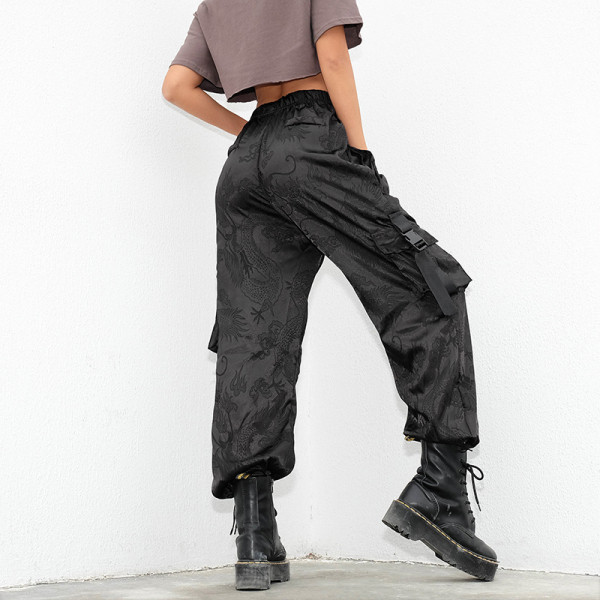 Moodsad kõrge vöökoha ja taskutega naistepüksid