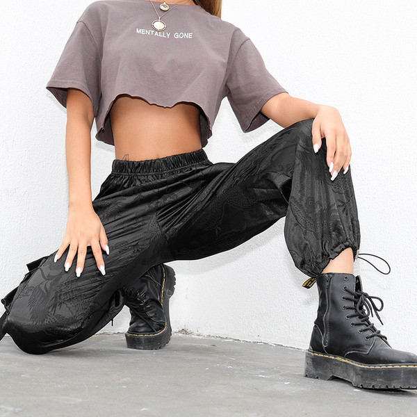 Moodsad kõrge vöökoha ja taskutega naistepüksid