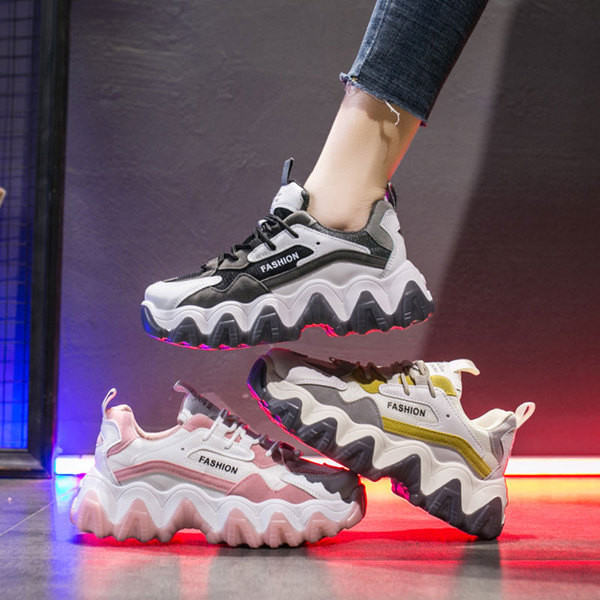 Eko bőrből és durva talpú rugós tornacipő új modellje