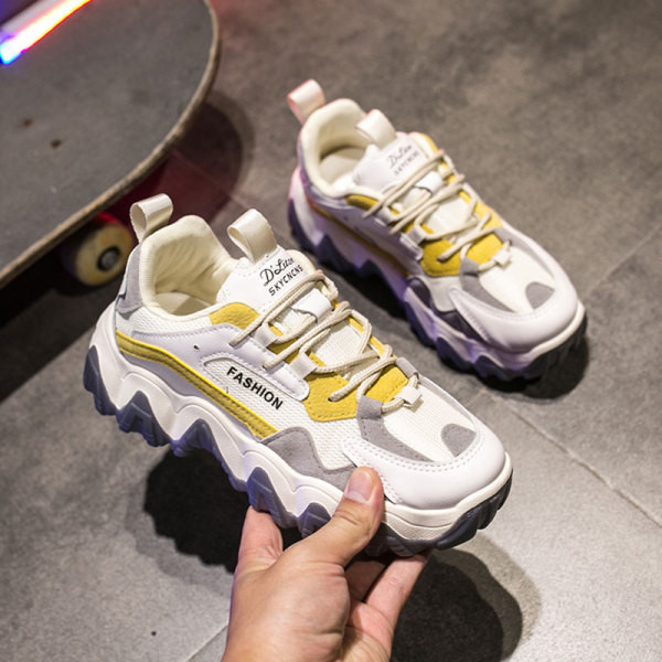 Eko bőrből és durva talpú rugós tornacipő új modellje