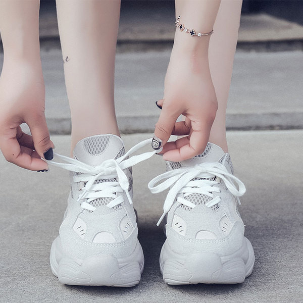 Új tornacipő modell durva talppal, öko bőrből és textilből