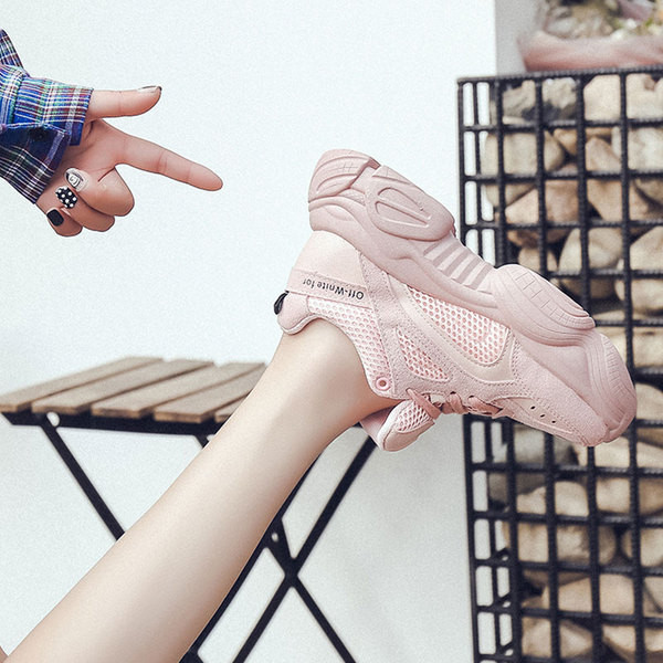 Új tornacipő modell durva talppal, öko bőrből és textilből