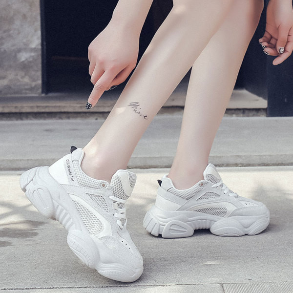 Új tornacipő modell durva talppal, öko bőrből és textilből