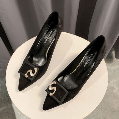 Elegantsed naiste teravatipulised kontsa ja metallist kaunistusega kingad