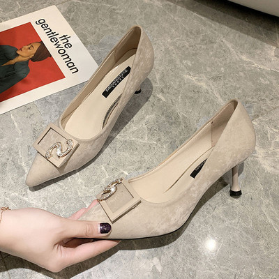 Elegantsed naiste teravatipulised kontsa ja metallist kaunistusega kingad