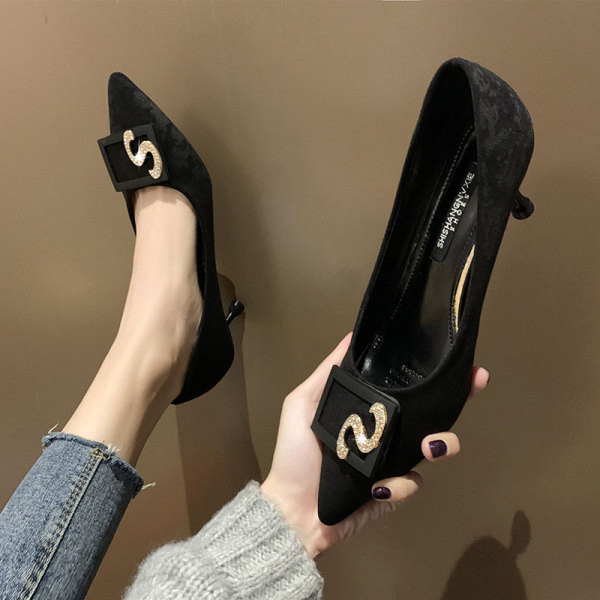 Elegantsed naiste teravatipulised kontsa ja metallist kaunistusega kingad