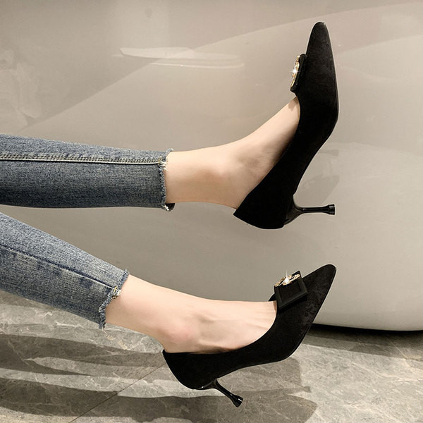 Elegantsed naiste teravatipulised kontsa ja metallist kaunistusega kingad