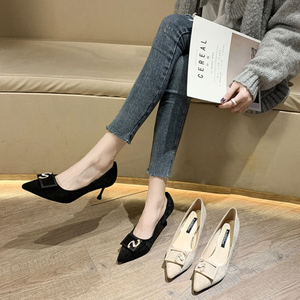 Elegantsed naiste teravatipulised kontsa ja metallist kaunistusega kingad