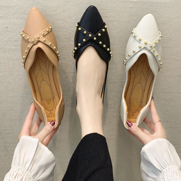 Alkalmi alacsony bőrcipő fém szegecsekkel