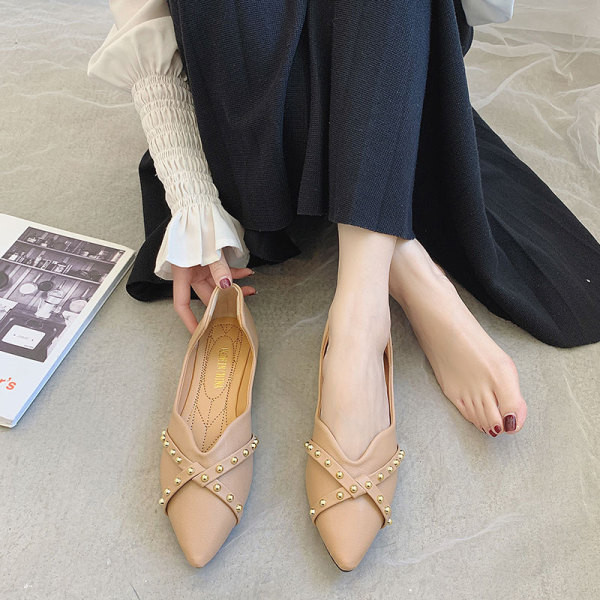 Alkalmi alacsony bőrcipő fém szegecsekkel