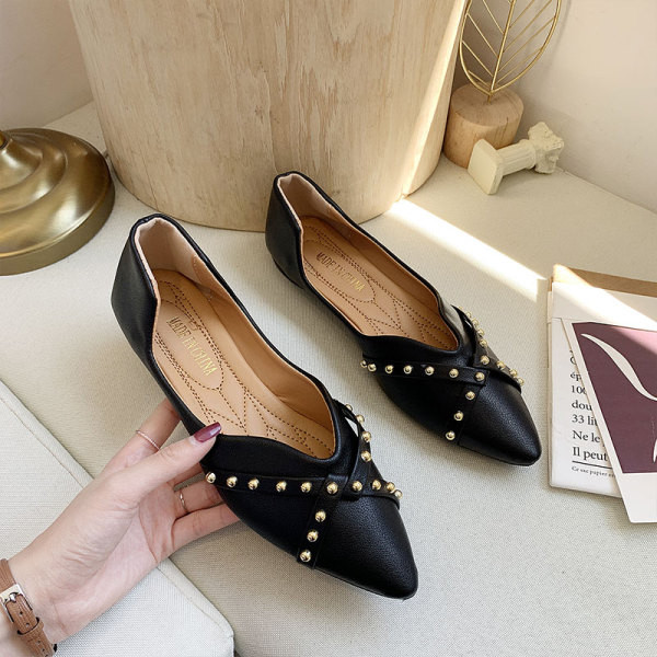 Alkalmi alacsony bőrcipő fém szegecsekkel