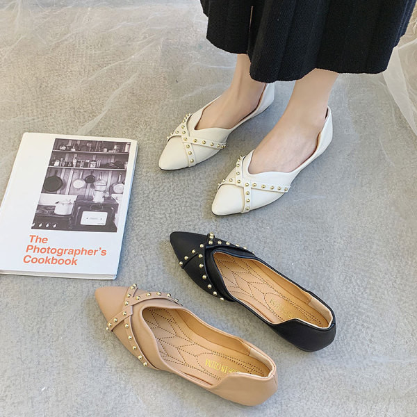 Alkalmi alacsony bőrcipő fém szegecsekkel