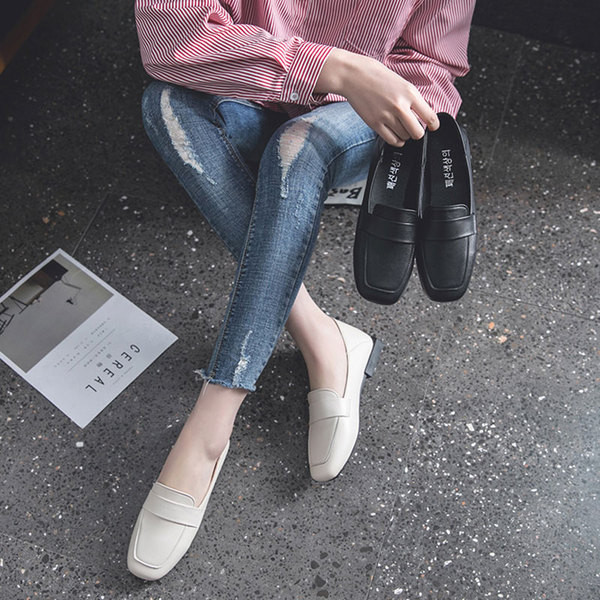 Női bőr mokaszin alacsony talpú sima modellel