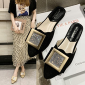 Stiilsed naiste lopsakad metallelemendi ja kivikestega sussid