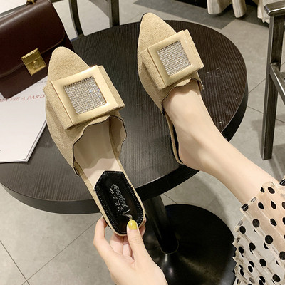 Stiilsed naiste lopsakad metallelemendi ja kivikestega sussid