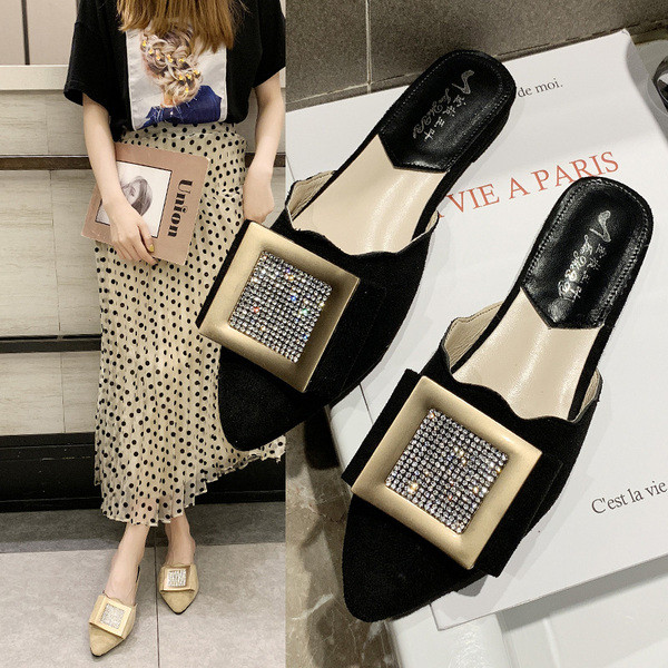 Stiilsed naiste lopsakad metallelemendi ja kivikestega sussid