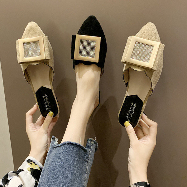 Stiilsed naiste lopsakad metallelemendi ja kivikestega sussid