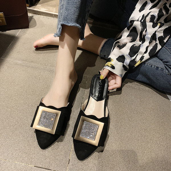 Stiilsed naiste lopsakad metallelemendi ja kivikestega sussid