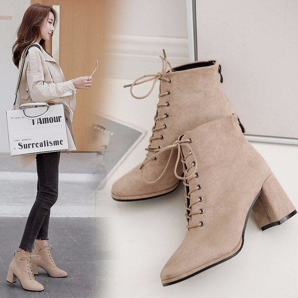 Modern női csizma fűzővel és vastag sarokkal