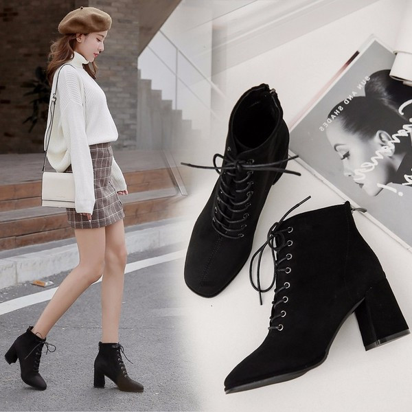 Modern női csizma fűzővel és vastag sarokkal