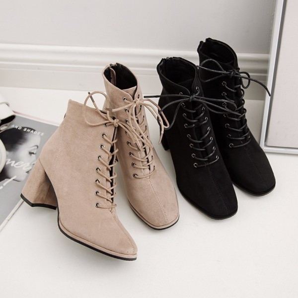Modern női csizma fűzővel és vastag sarokkal