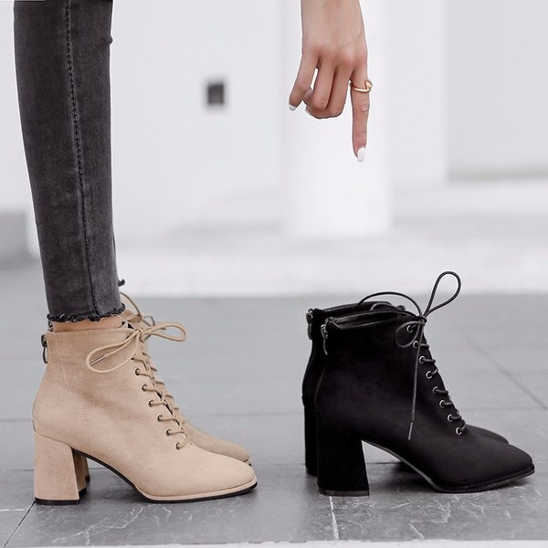Modern női csizma fűzővel és vastag sarokkal