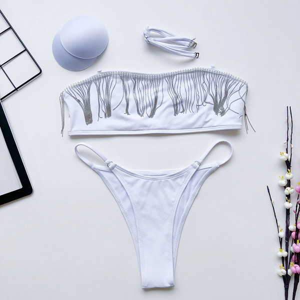 Moodne valge kaheosaline metallist narmastega ujumistrikoo