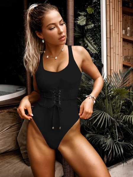 Modern fürdőruha széles pántokkal és megkötőkkel