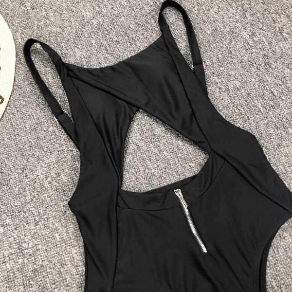 Черен цял бански с изрязани части, гол гръб и цип