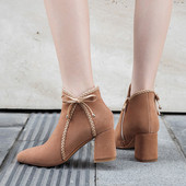 Terava mudeliga naiste paela ja paksu kontsaga saapad