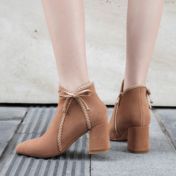 Terava mudeliga naiste paela ja paksu kontsaga saapad