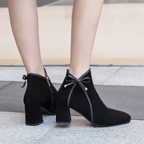 Terava mudeliga naiste paela ja paksu kontsaga saapad