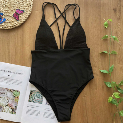 Стилен цял бански с дълбоко деколте и кръстосани презрамки на гърба